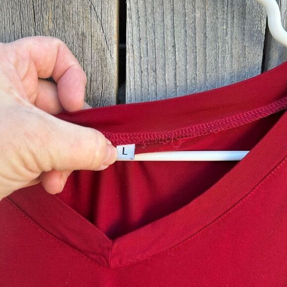 Red v-neck T-shirt short sleeve size junior large - Picture 4 of 6